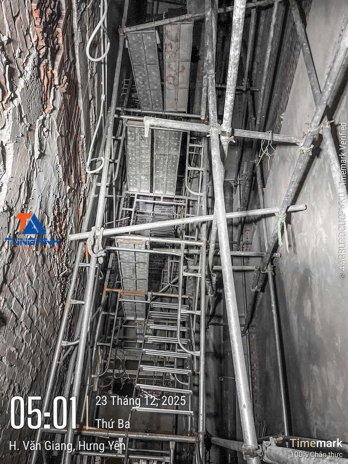 Giàn giáo di động bên trong đại sảnh tầng 1