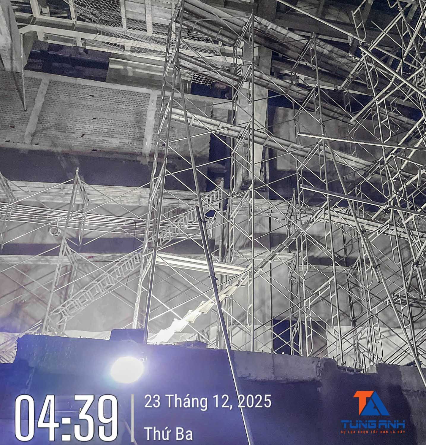Giàn giáo phục vụ lắp đặt trang trí MEGA MALL