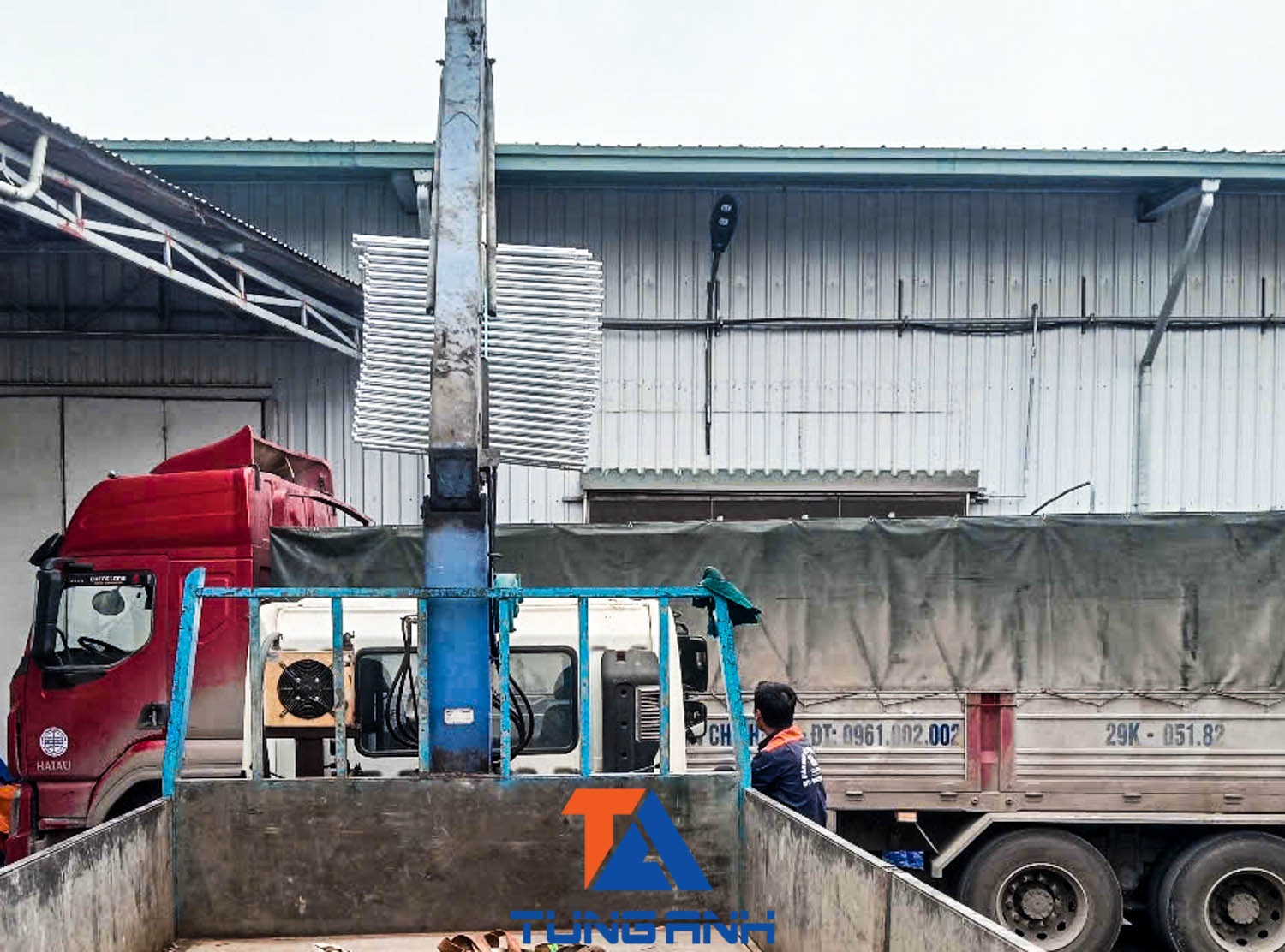 vận chuyển giàn giáo xây dựng bằng xe cẩu tự hành