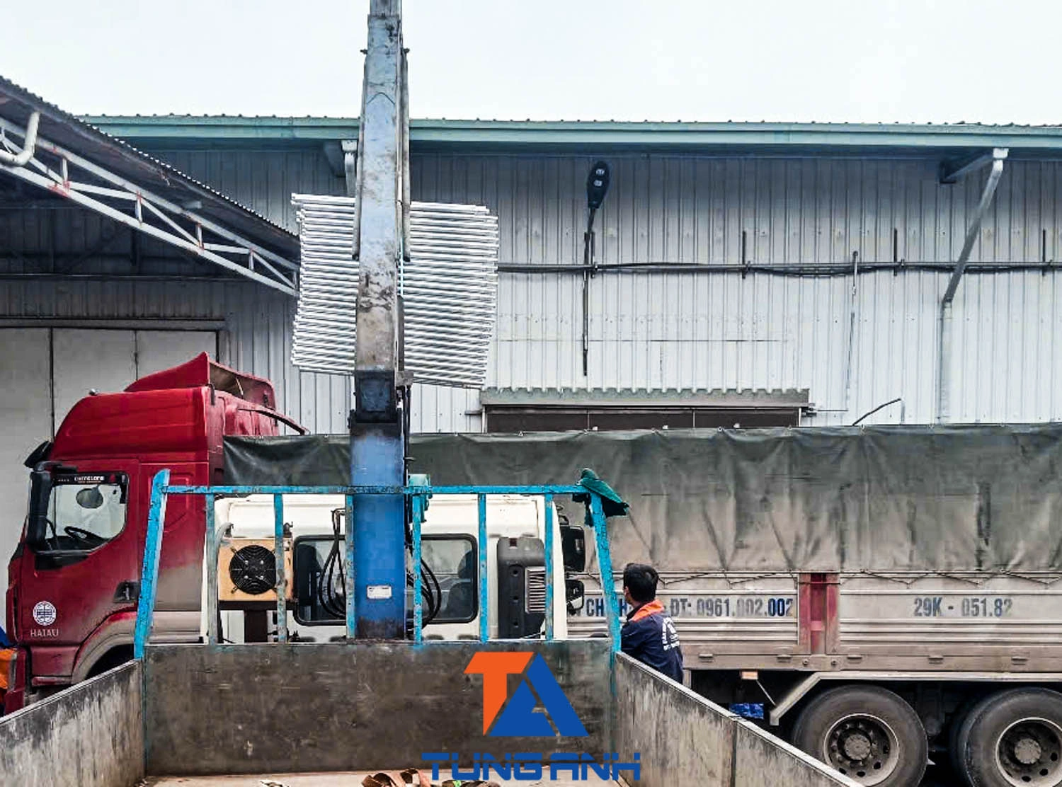 vận chuyển giàn giáo xây dựng bằng xe cẩu tự hành