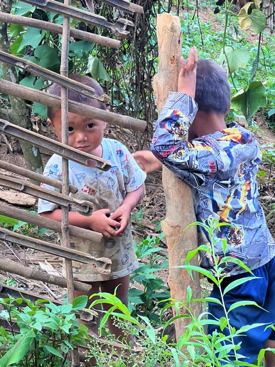 Các em trẻ nhỏ vùng sâu của xã Tà Mung, Huyện Than Uyên, tỉnh Lai Châu