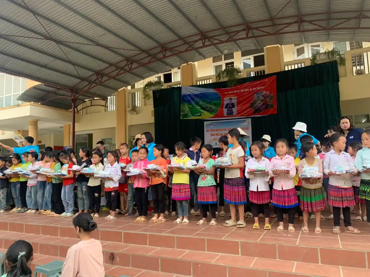 Trao phần quà tới các em học sinh khó khăn